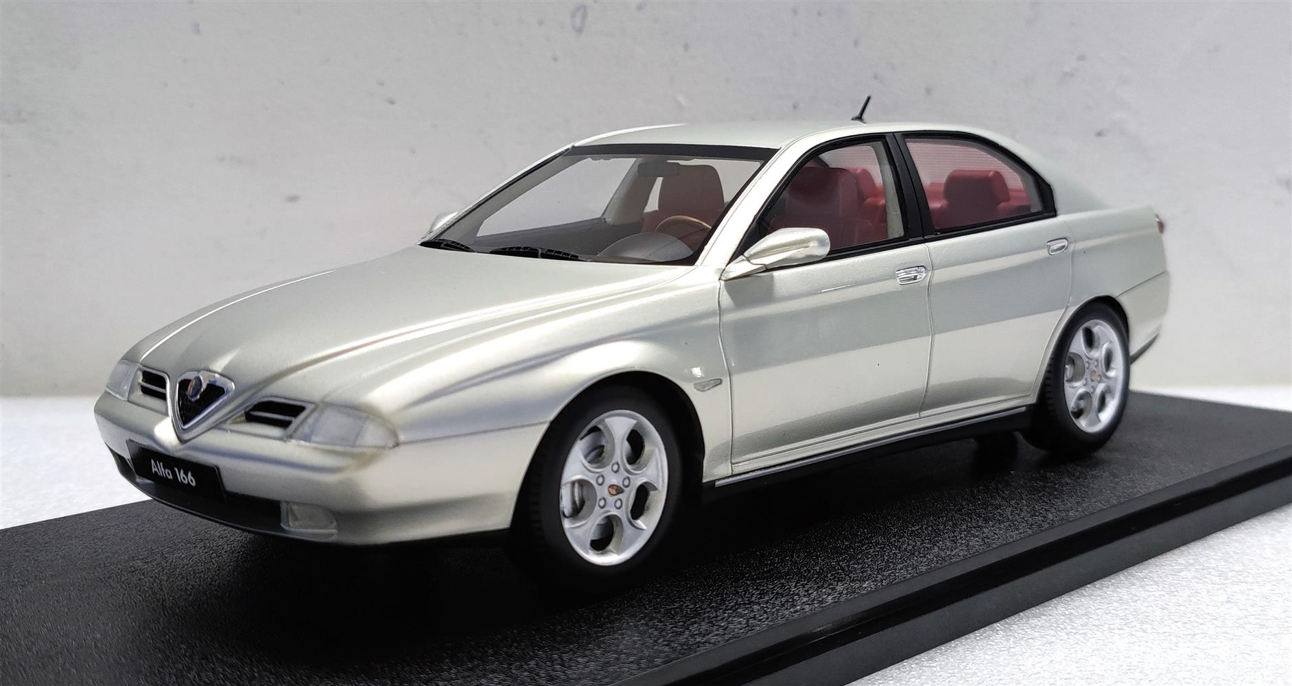 Alfa Romeo 166 Super 3.0 Silver metallic 1998-2002 1:18 Cult Scale Models