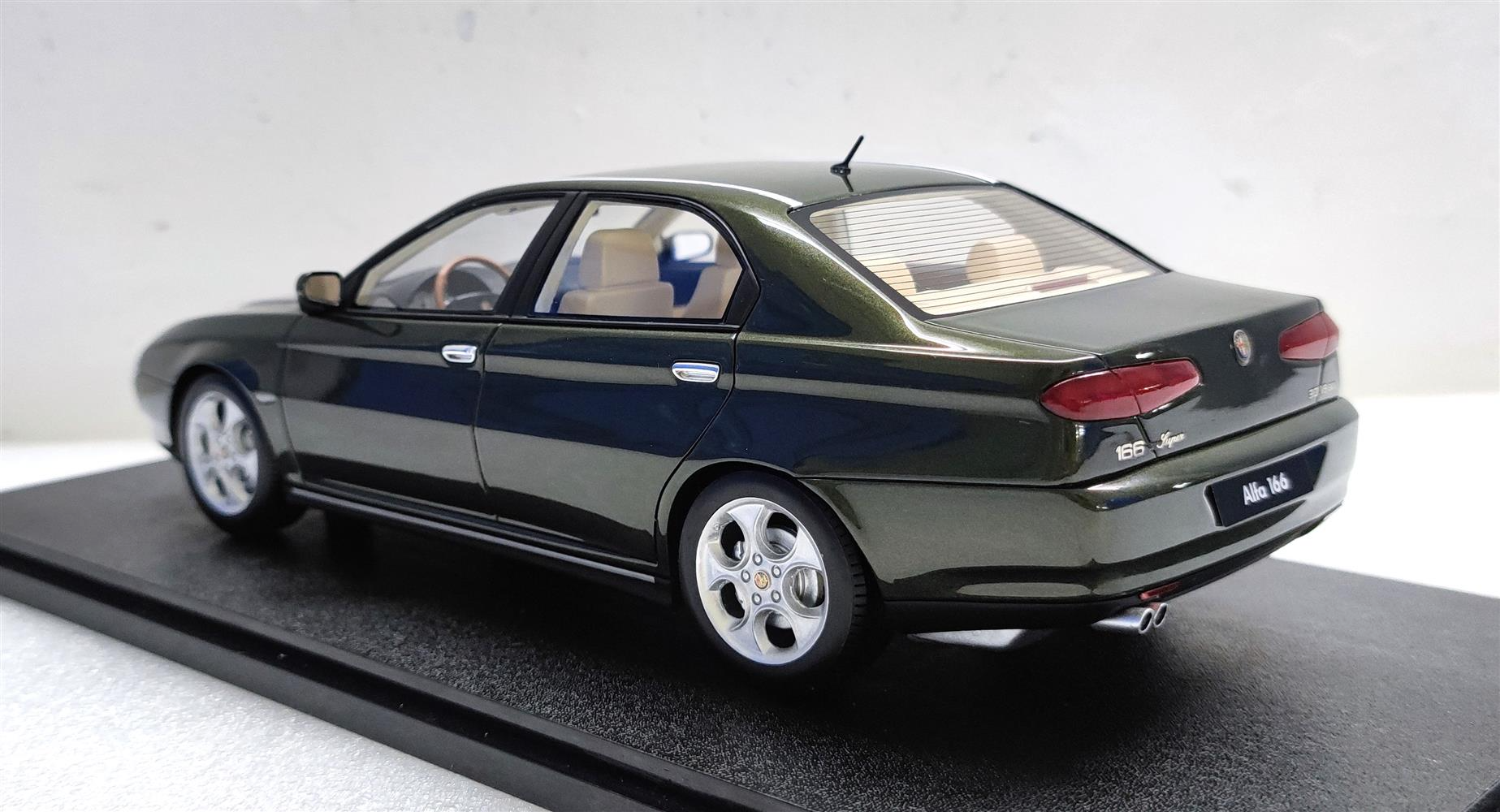 Alfa Romeo 166 Super 3.0 Green metallic 1998-2002 1:18 Cult Scale Models