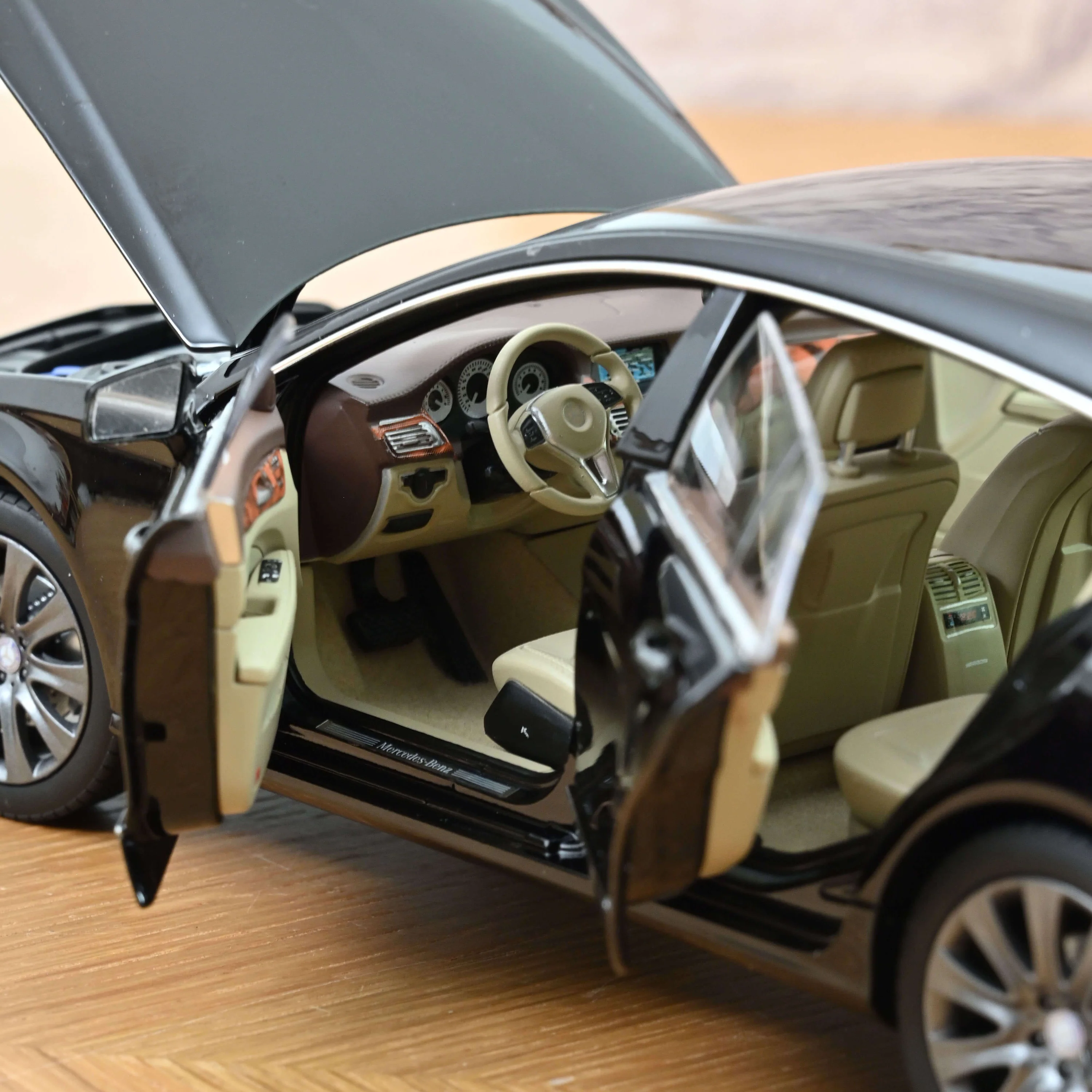 Mercedes Benz CLS Shooting Brake 2011 Obsidianschwarz metallic1:18 Norev