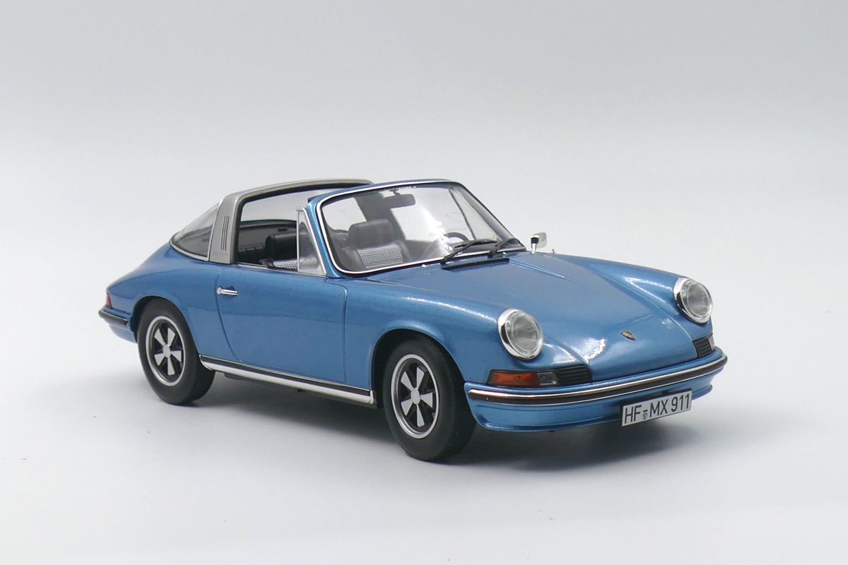 Porsche 911 S 2.4 Targa (1973) - blue met.1:18 Norev