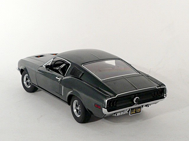 Ford Mustang GT fastback  highland grün GL13615 1:18 Greenlight
