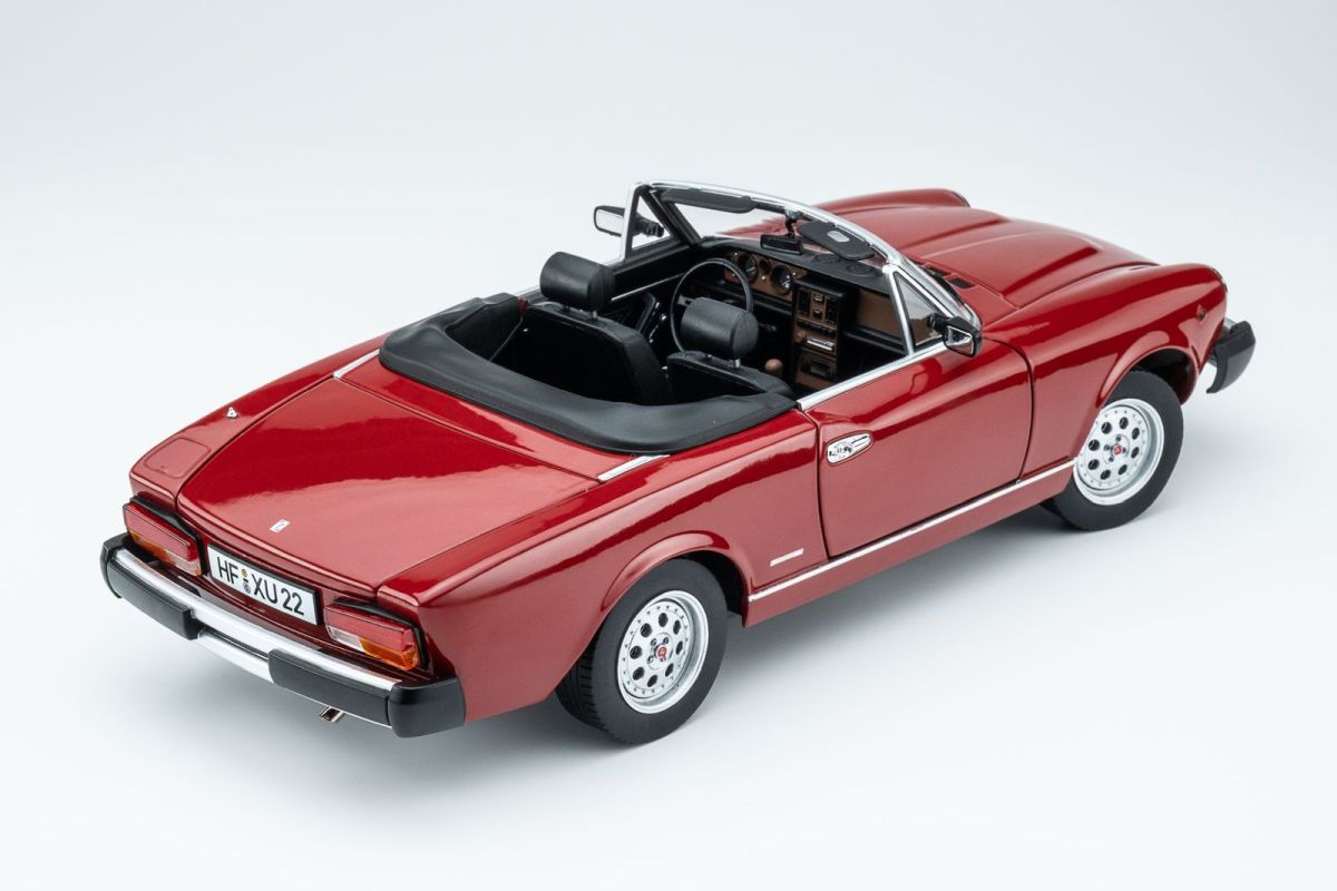 Pininfarina Spidereuropa 1982 – rosso 1:18 Touring Modelcars 