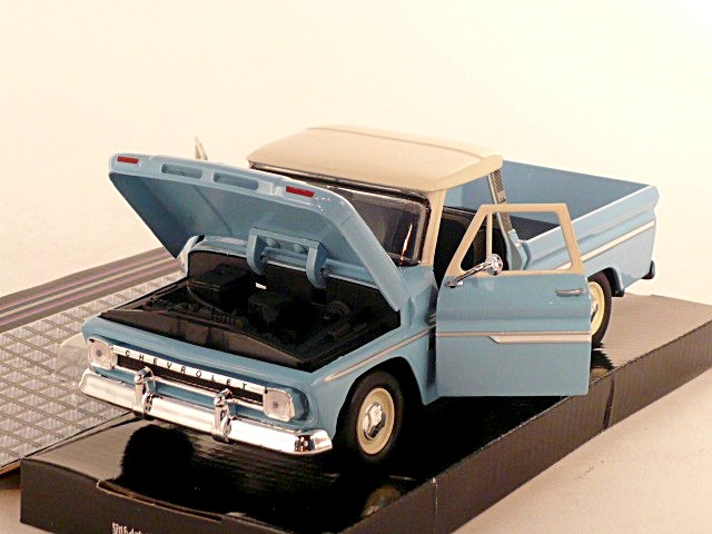 Chevrolet C10 Fleetside pick-up hellblau 1966 1:24 Motormax