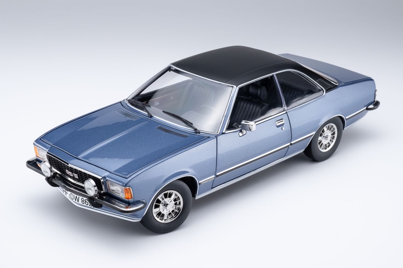Opel Commodore B Coupe 1975 sapphire blue met. 1:18 Touring Modelcars Opel Commodore B Coupe 1975 sapphire blue met. 1:18 Touring Modelcars