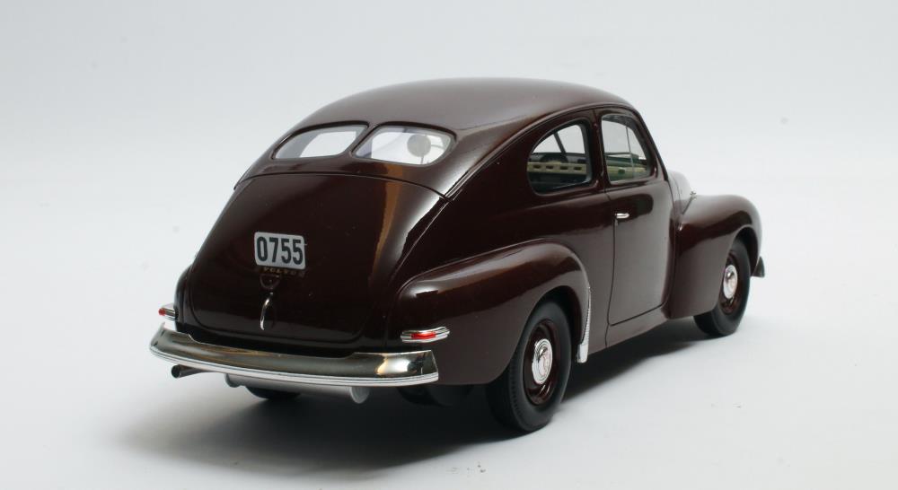 Volvo PV444 maroon 1952 1:18 Cult Scale Models