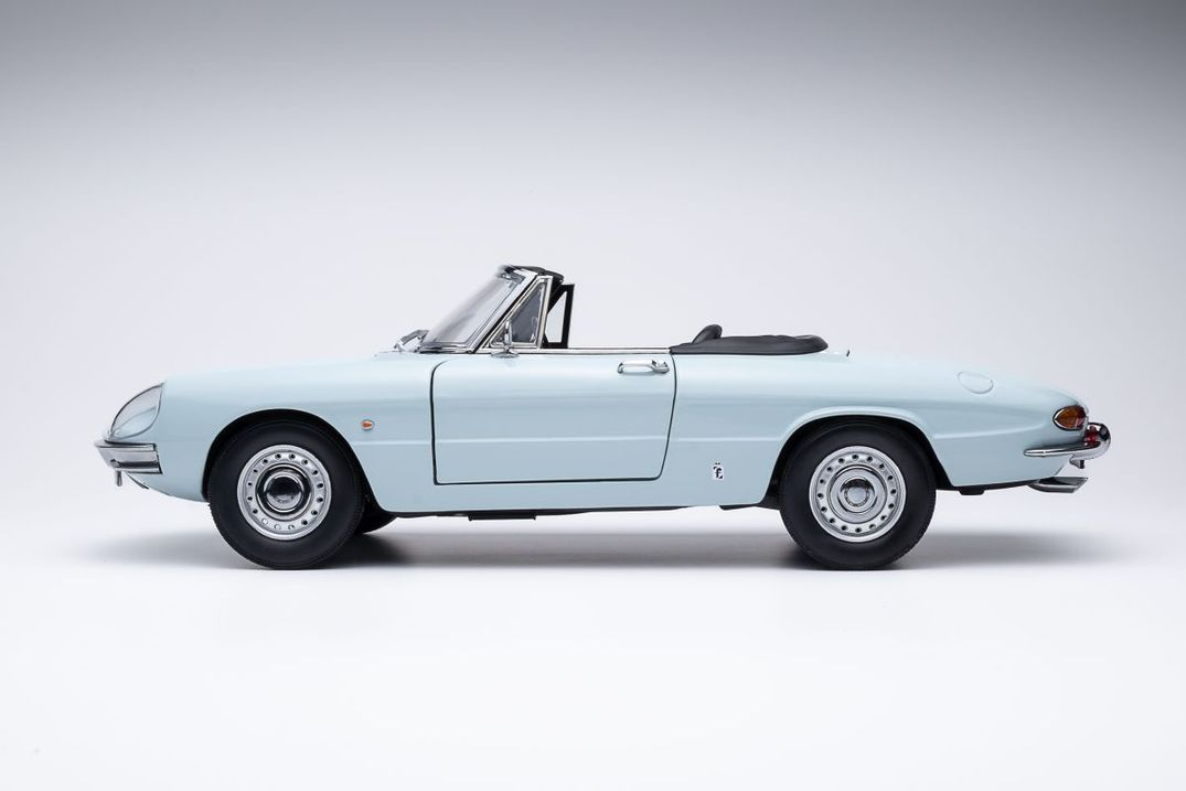 Alfa Romeo 1600 Duetto Spider 1966 blu celeste AR513 1:18 Touring Modelcars Alfa Romeo 1600 Duetto Spider 1966 blu celeste AR513 1:18 Touring Modelcars