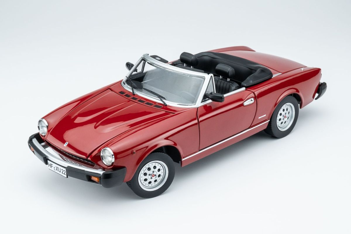 Pininfarina Spidereuropa 1982 – rosso 1:18 Touring Modelcars 