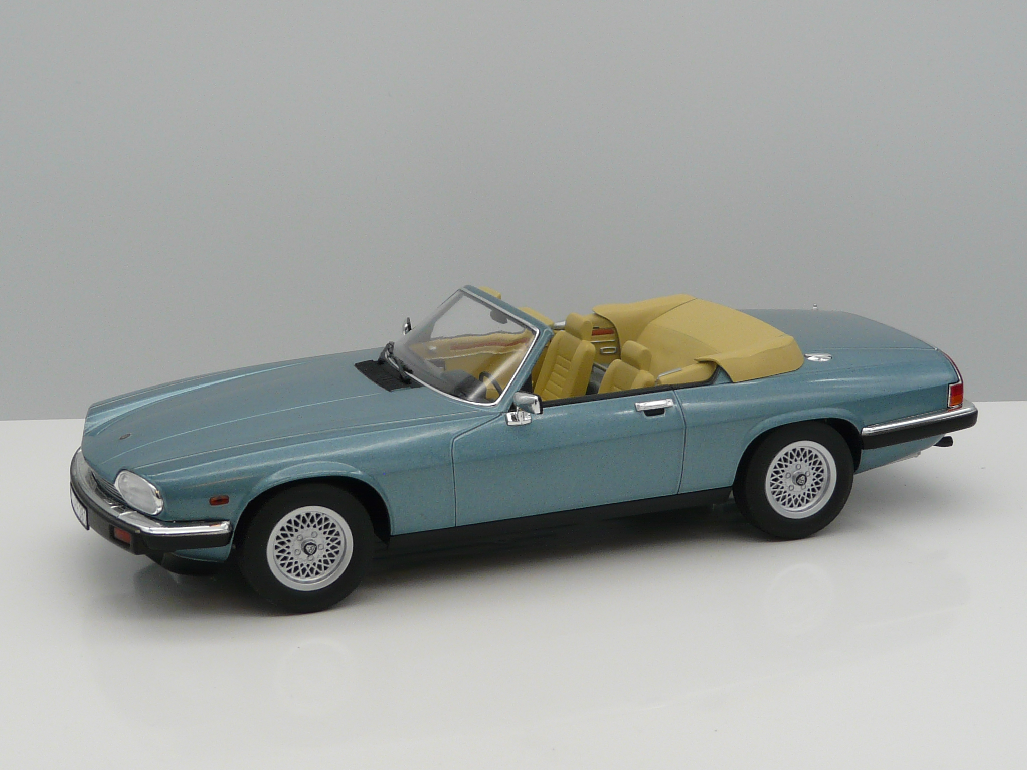 JAGUAR XJ-S 5.3 H.E. CONVERTIBLE 1988 LIGHT BLUE METALLIC 1:18 Norev