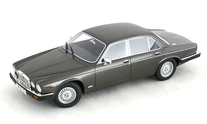 Jaguar XJ12 Sovereign SIII (1986)  grey met. 1:18 Cult Scale Models