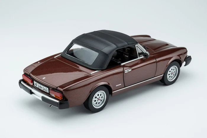 Pininfarina Spidereuropa 1982 – marrone amaryllis. 1:18 Touring Modelcars