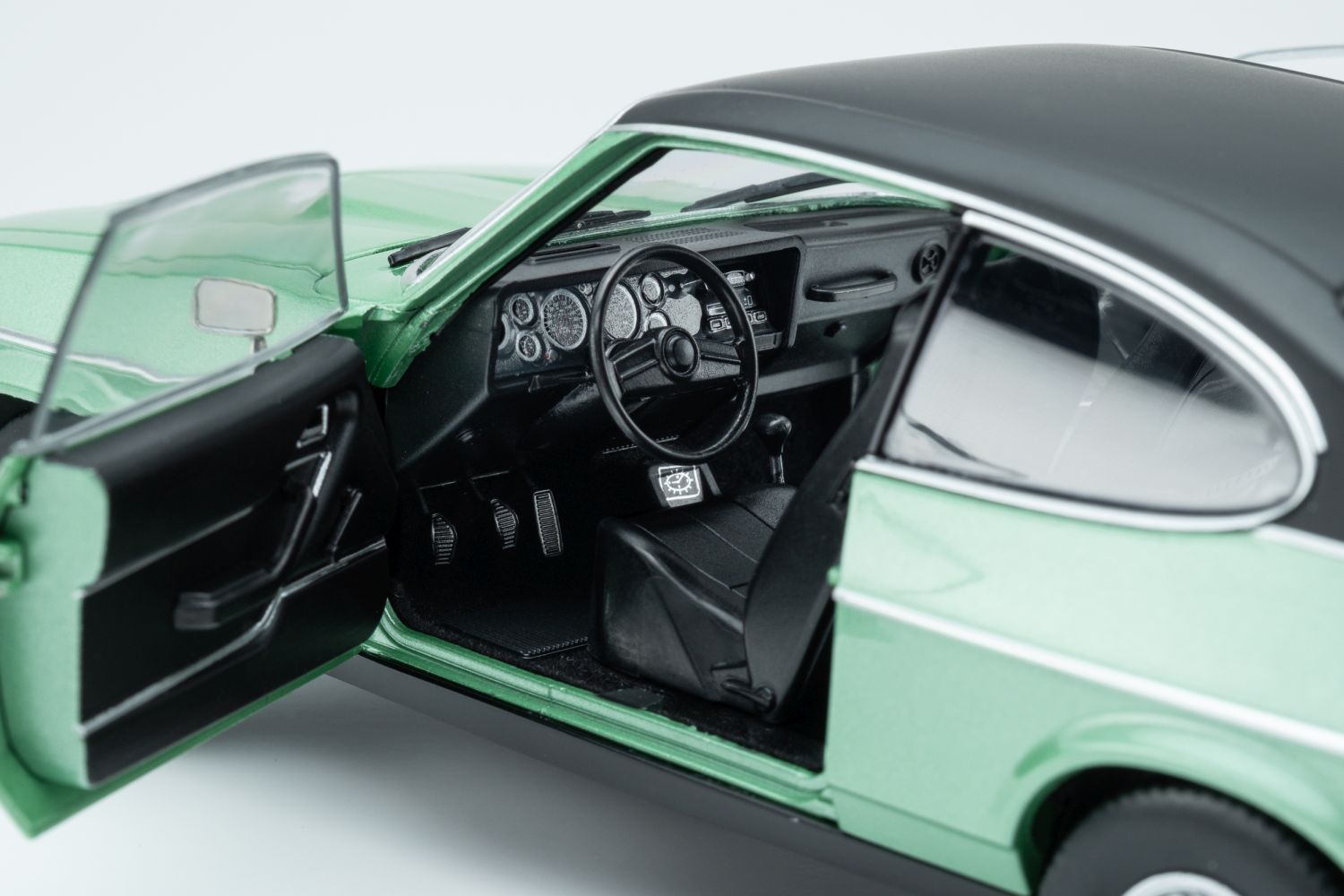 Ford Granda 1:18 Touring Modelcars