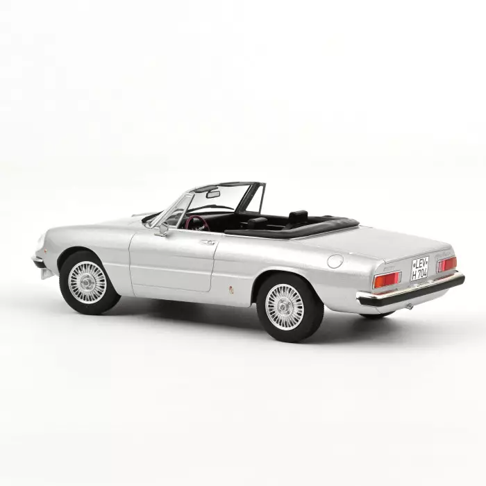 Alfa Romeo 2000 Spider 1973 Silbergrau metallic 1:18 Norev 