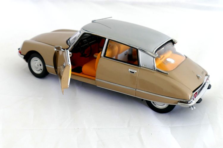 Citroen DS 23 Pallas 1974 SABLE METALLISE / silver top 1:18 Norev