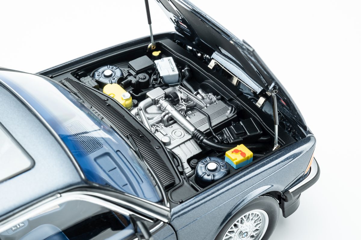 BMW 745i E23 (1984) - arctic blue met. 1:18 Touring Modelcars