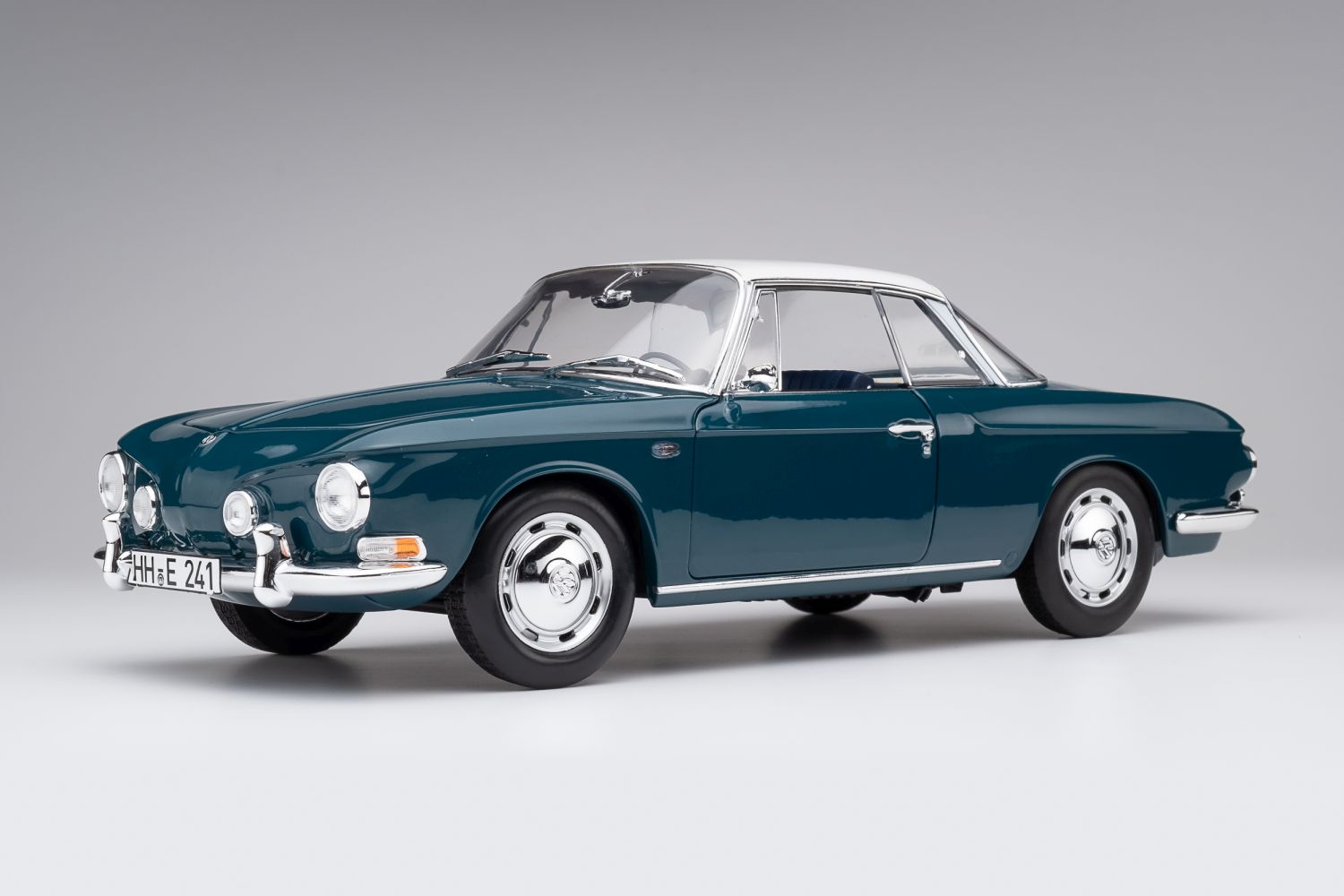 Volkswagen Karmann Ghia Typ 34 sea blue / white top 1:18 Norev