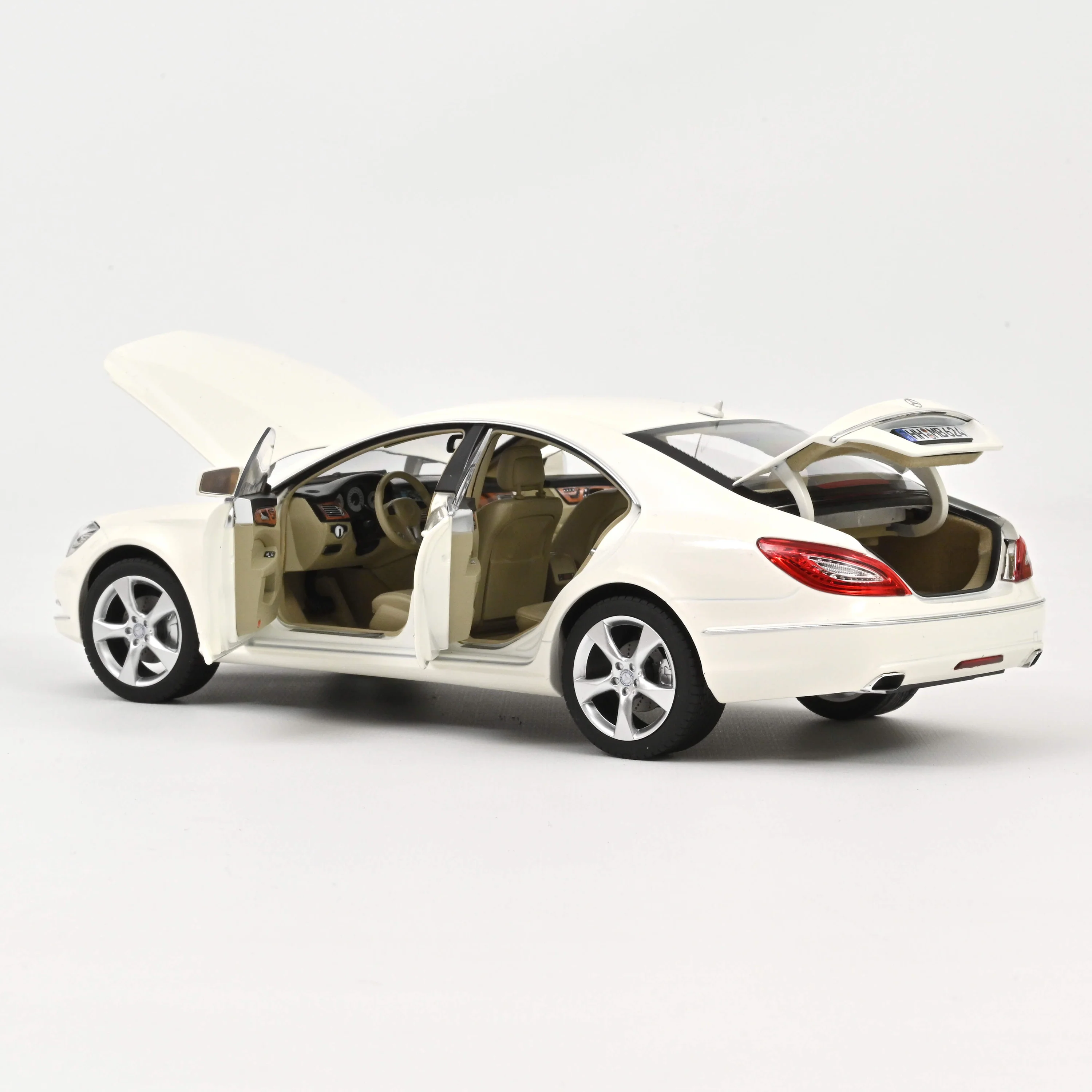 Mercedes Benz CLS Coupe 2011 Brillantweiß metallic1:18 Norev