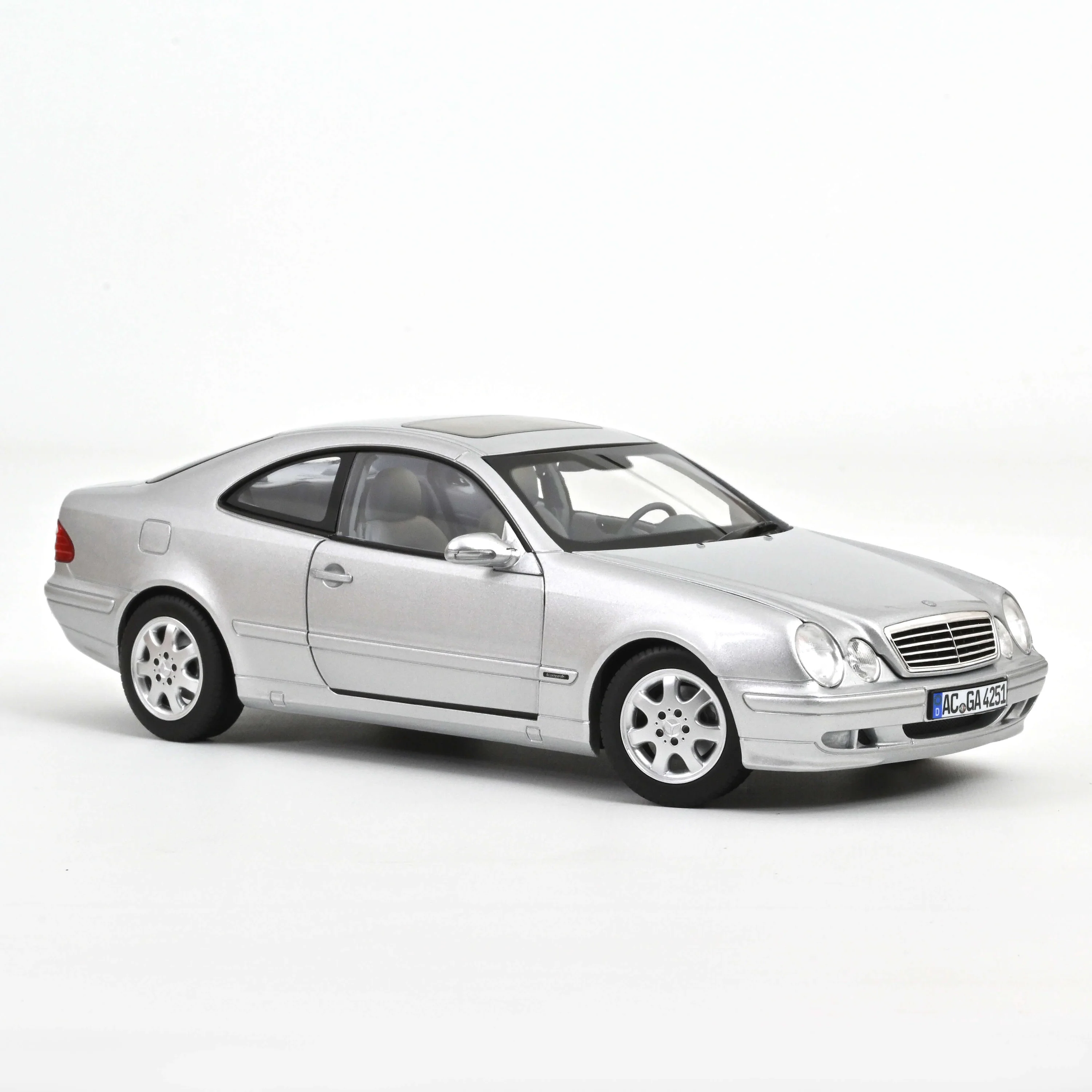 Mercedes Benz CLK-Class 2000 Brillantsilber  1:18 Norev 