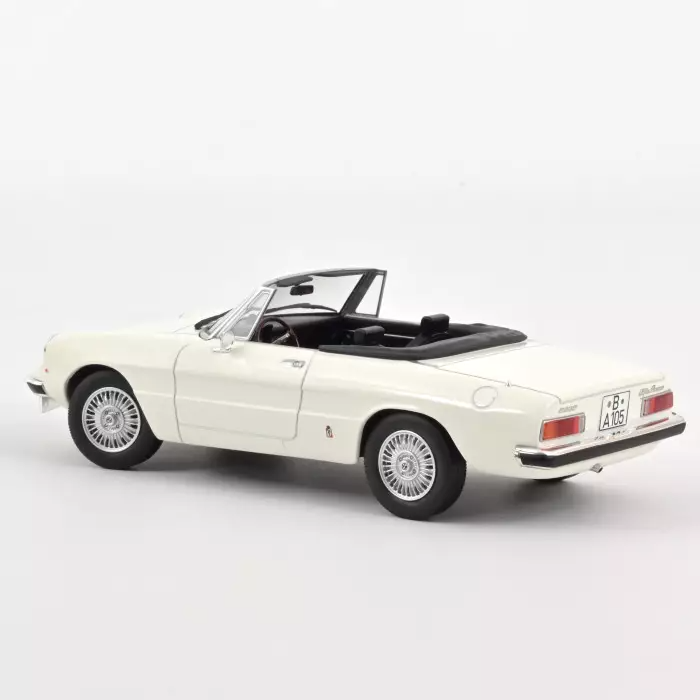 Alfa Romeo 2000 Spider 1978 Weiß 1:18 Norev 