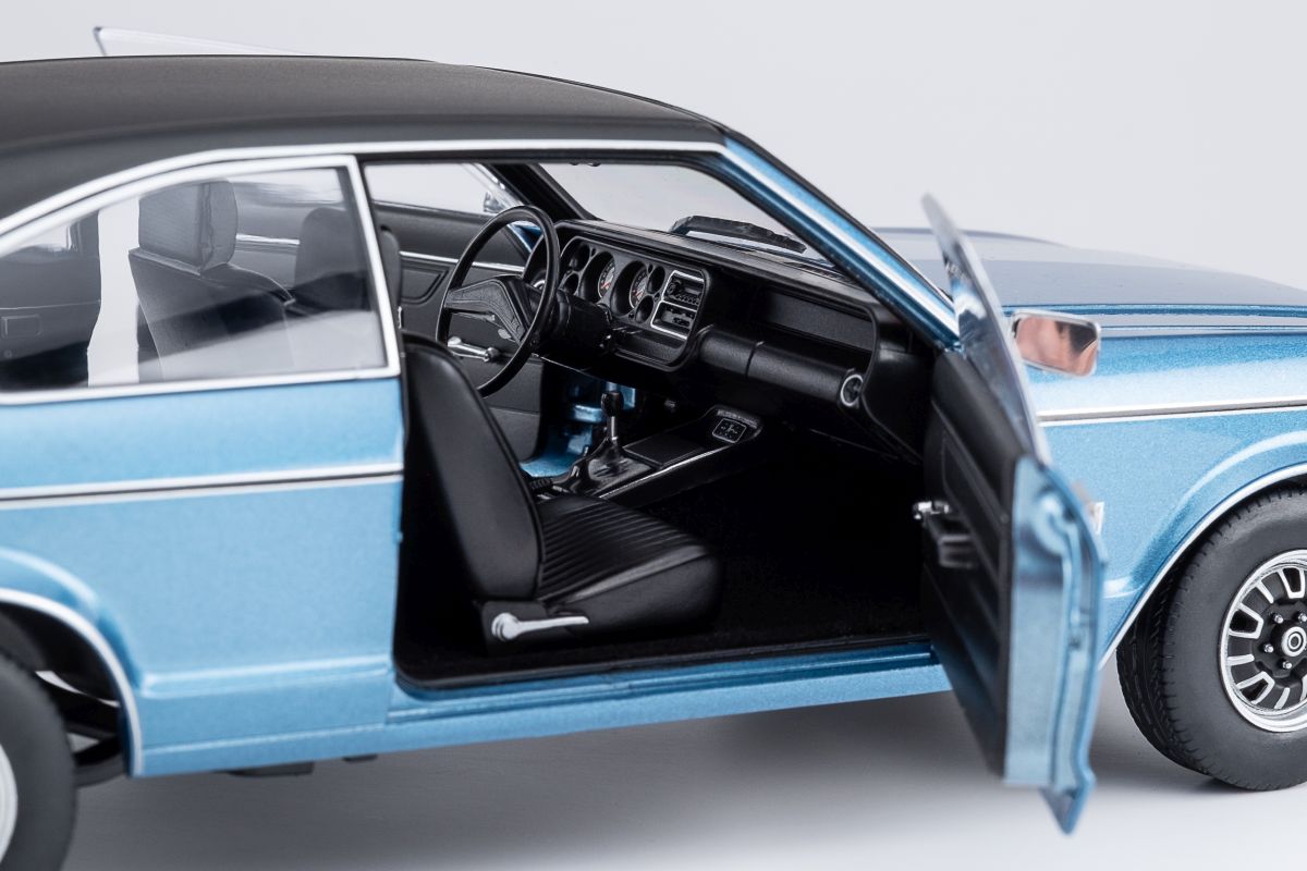 Ford Granada Granada L Coupe light blue met. / Vinyl Top black 1:18 Touring Modelcars 