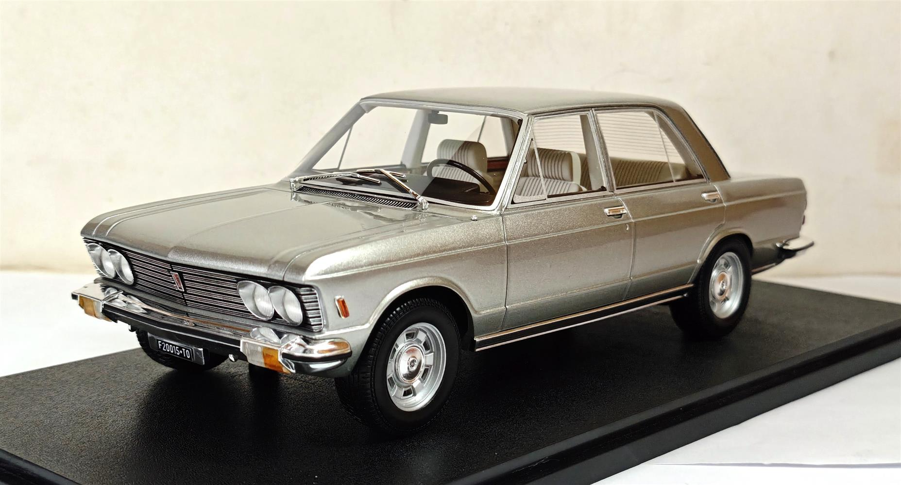 Fiat 130 Berlina silver 69-77 1:18 Cult Scale Models