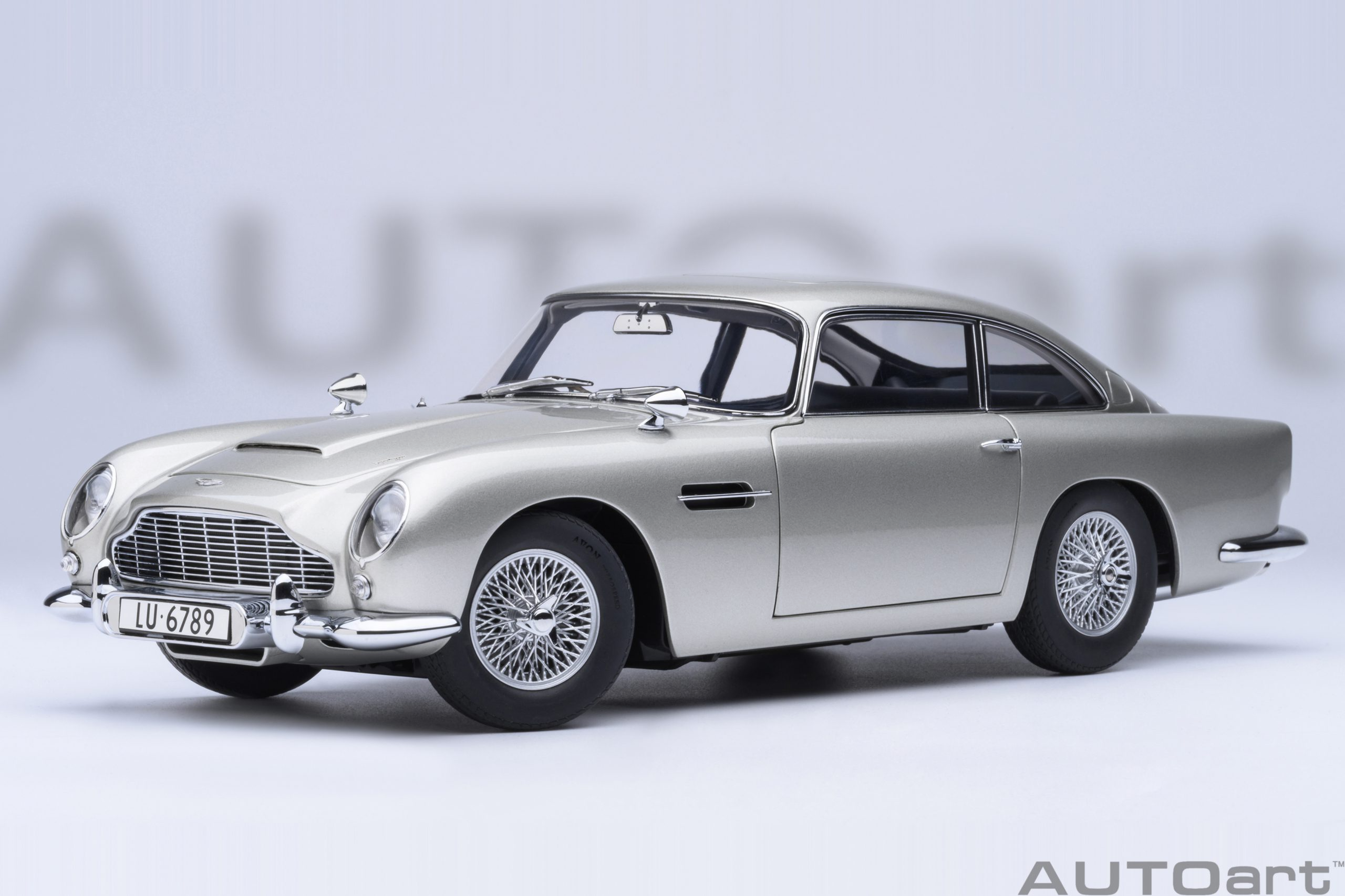 Aston Martin DB5  007 GOLDFINGER with weapons (silver)1:18 Autoart 