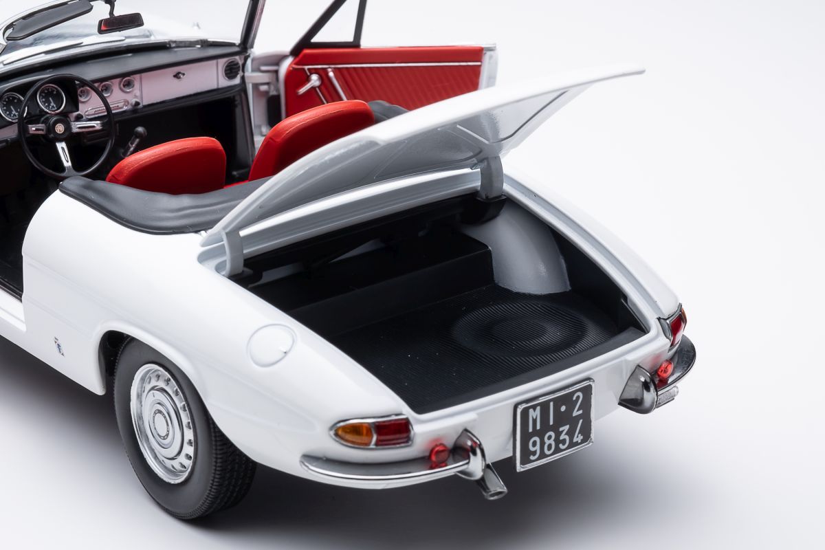Alfa Romeo 1600 Duetto Spider 1966 Bianco Farina 1:18 Touring Modelcars Alfa Romeo 1600 Duetto Spider 1966 Bianco Farina 1:18 Touring Modelcars