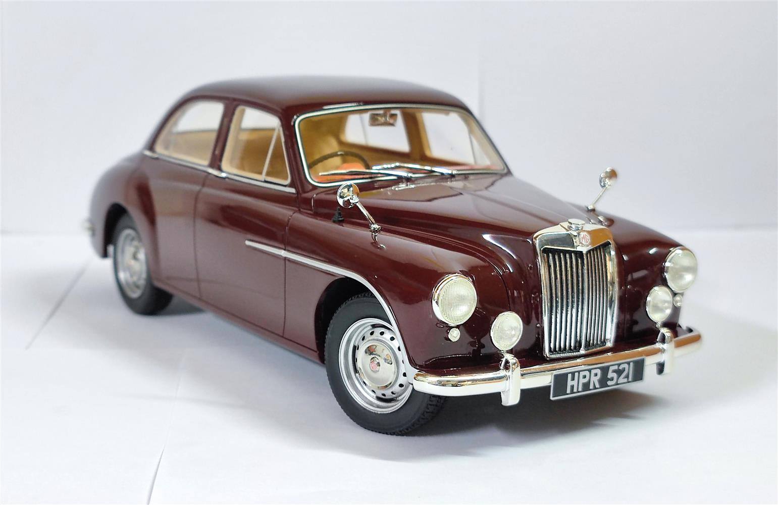 MG Magnette Island Autumn Red'56-'58 1:18 Cult Scale Models