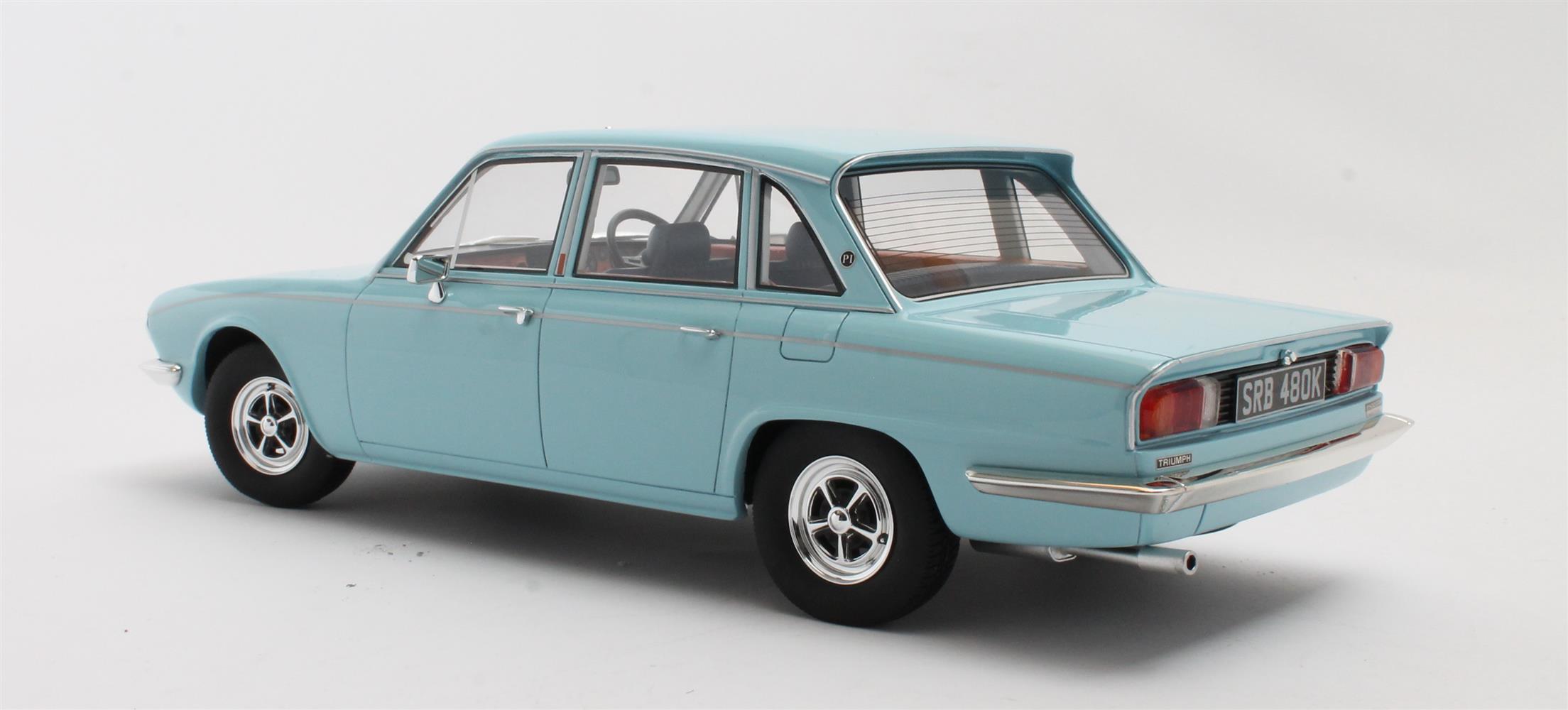 Triumph 2500 P.I. blue 69-77  1:18 Cult Scale Models 