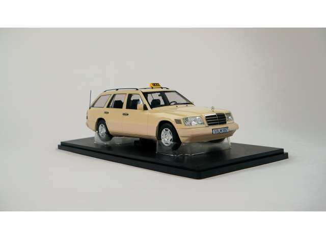 Mercedes Benz E-Klasse T Model Taxi 1:18 Triple9 