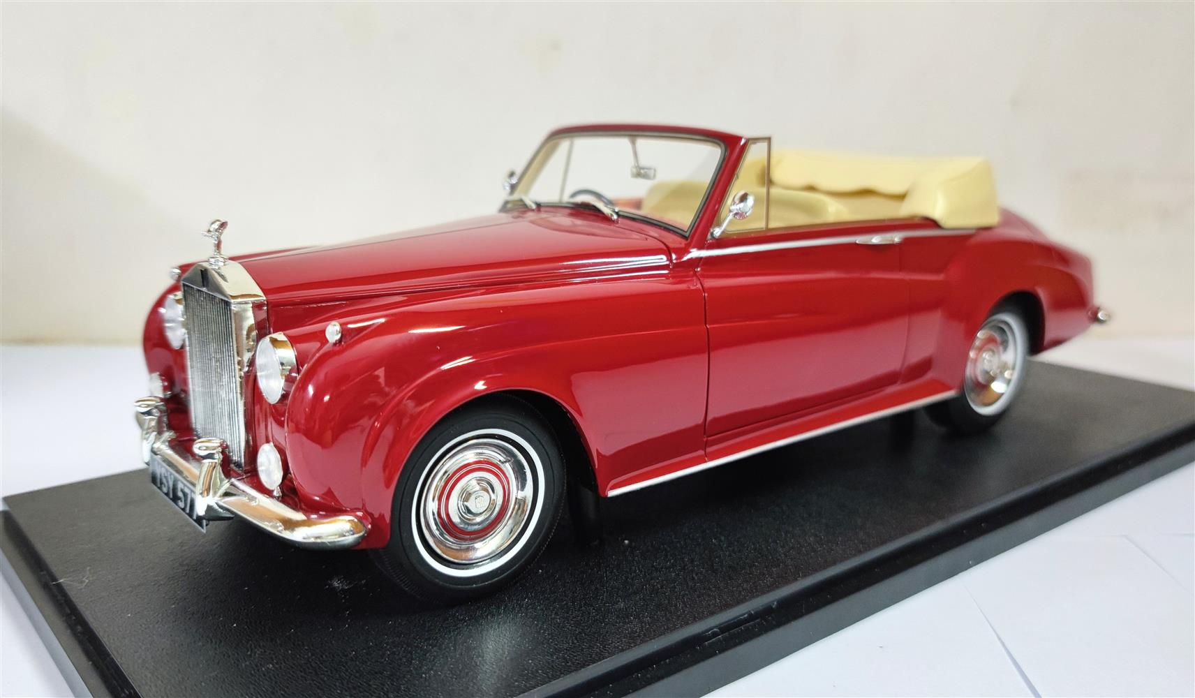 Rolls Royce Silver Cloud DHC Red 60-62 1:18 Cult Scale Models