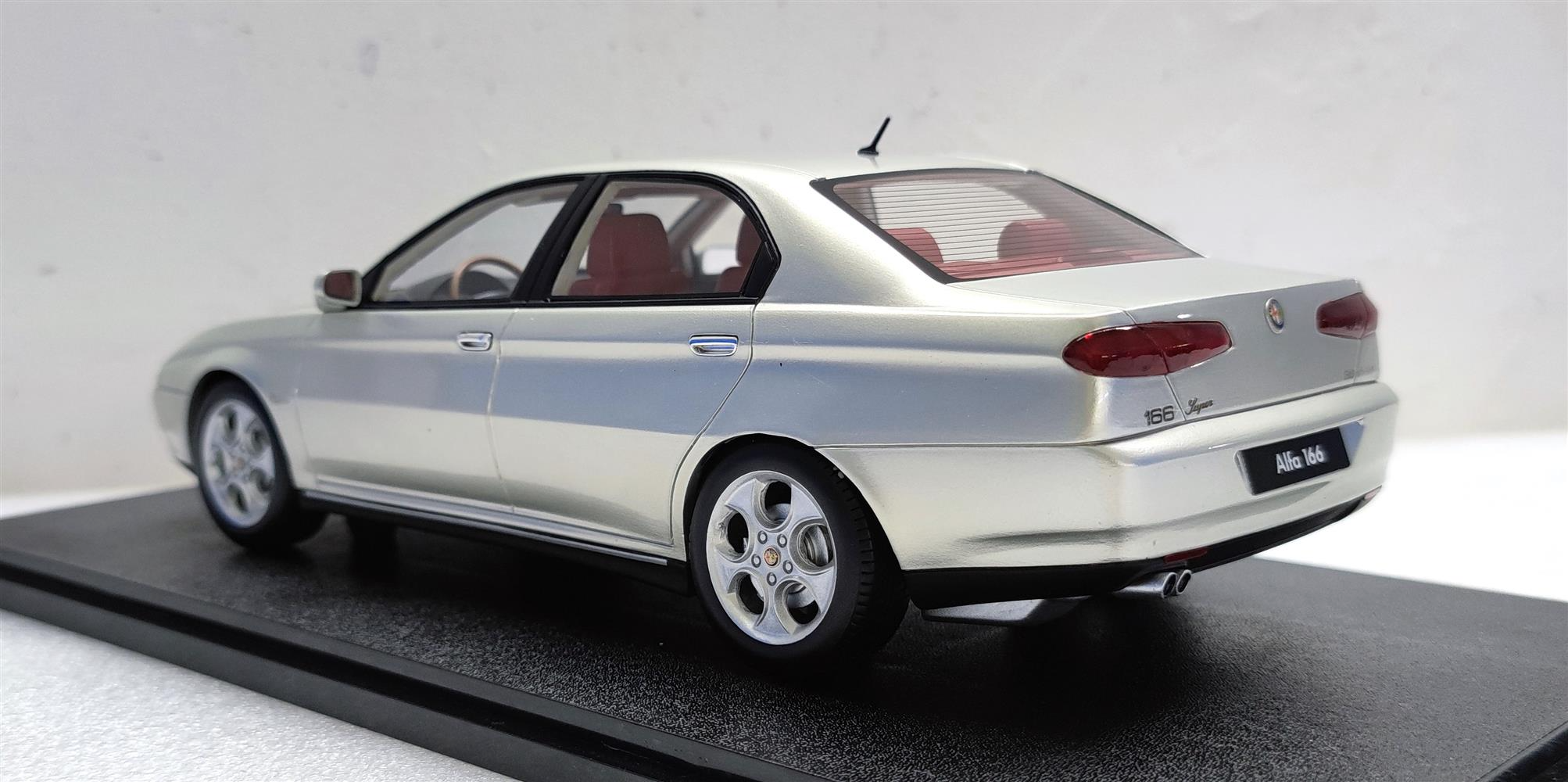 Alfa Romeo 166 Super 3.0 Silver metallic 1998-2002 1:18 Cult Scale Models