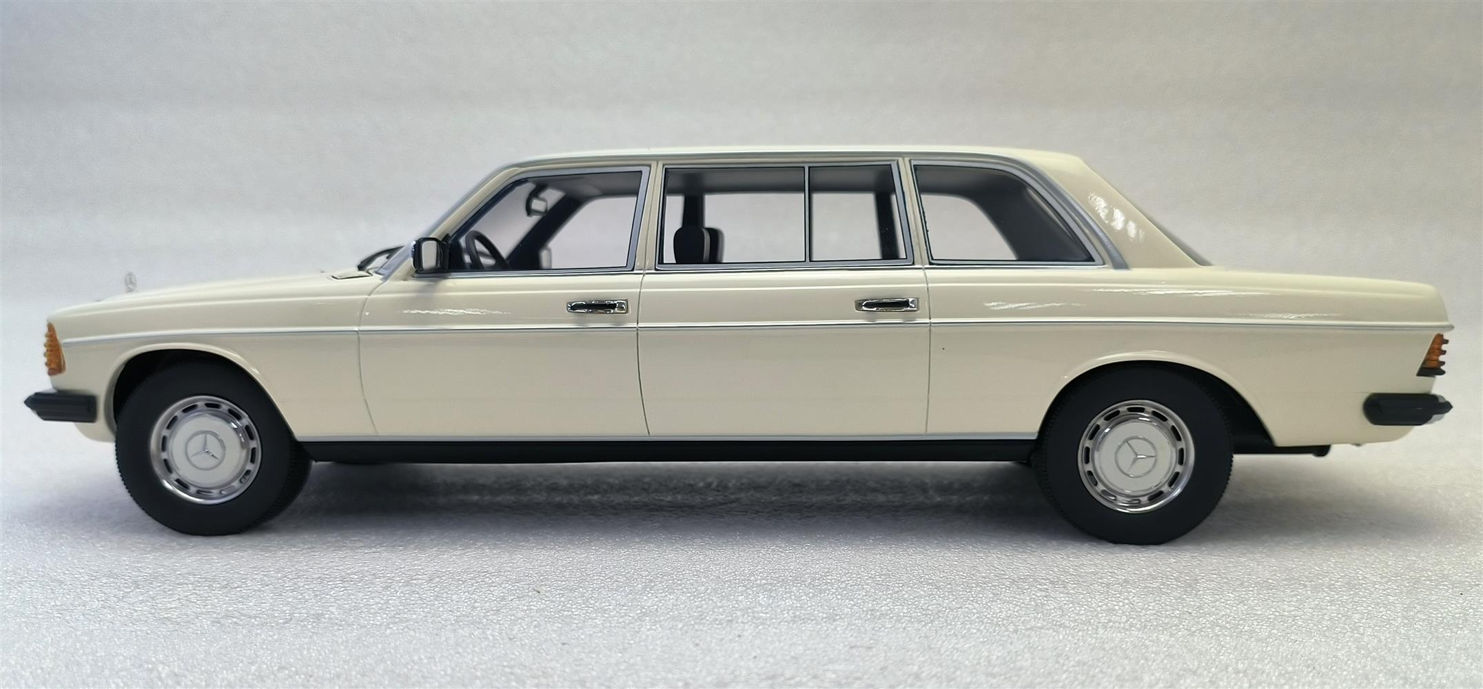 Mercedes-Benz W123 Lang white 1978 1:18 Cult Scale Models