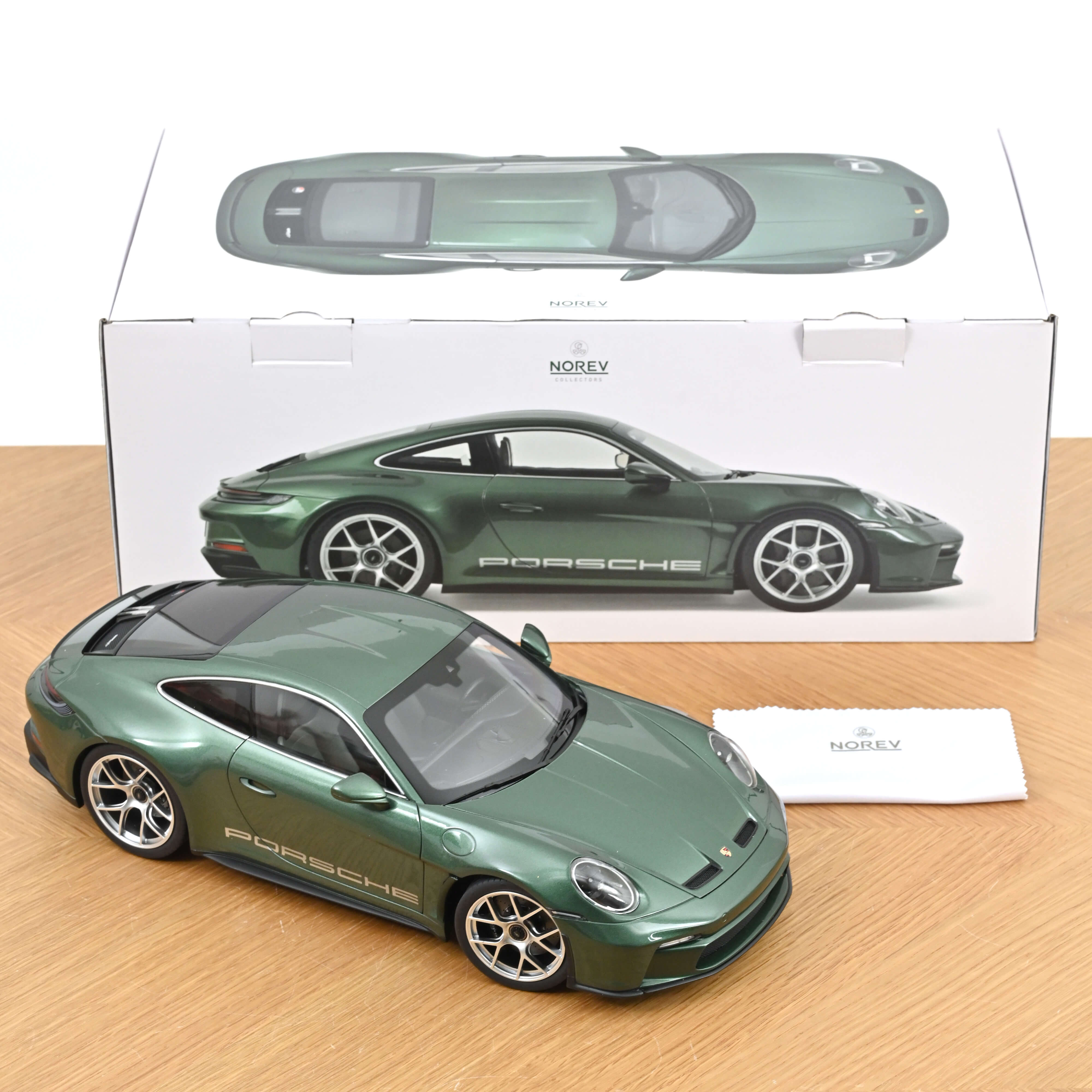 PORSCHE 911 S/T 2023 Malachitgrünmetallic 1:12 Norev