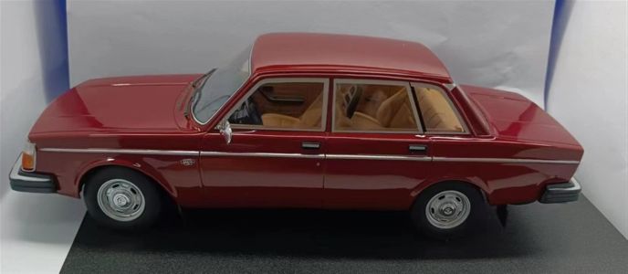 Volvo 244DL rot 1975 1:18 Cult Scale Models