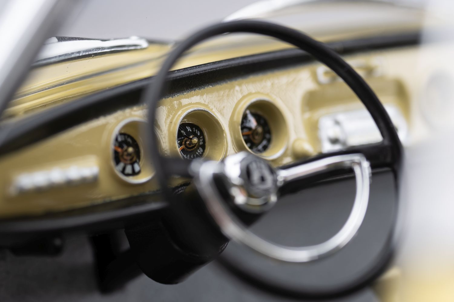 VW Karmann Ghia Typ 34 Manila yellow / black top 1:18 Norev 