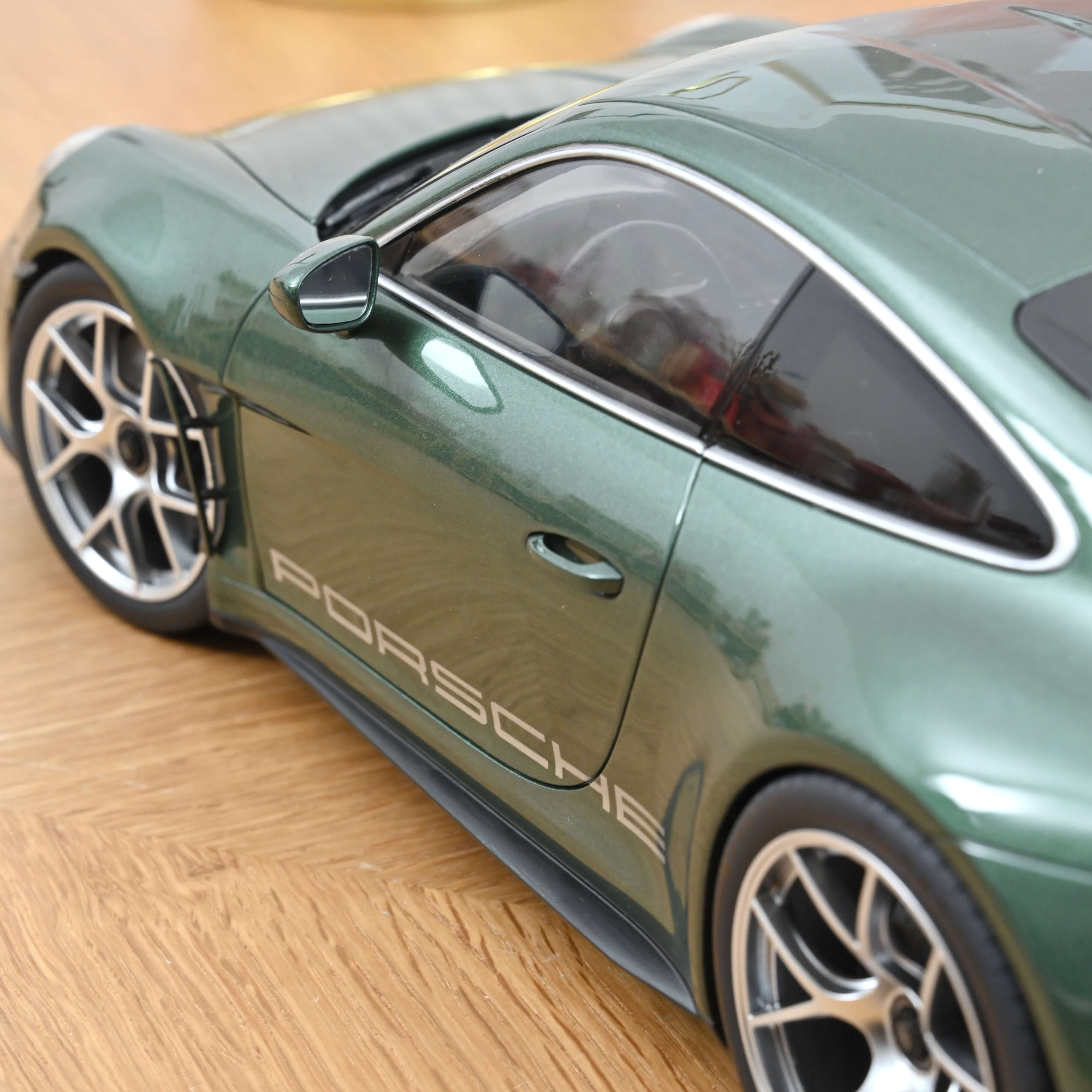 PORSCHE 911 S/T 2023 Malachitgrünmetallic 1:12 Norev