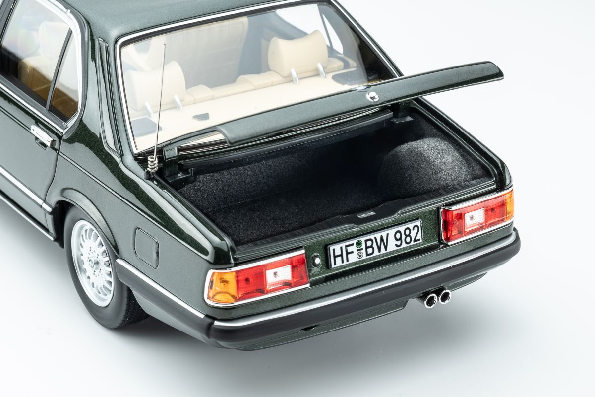 BMW 745i E23 (1984) - Achat Green  met. 1:18 Touring Modelcars