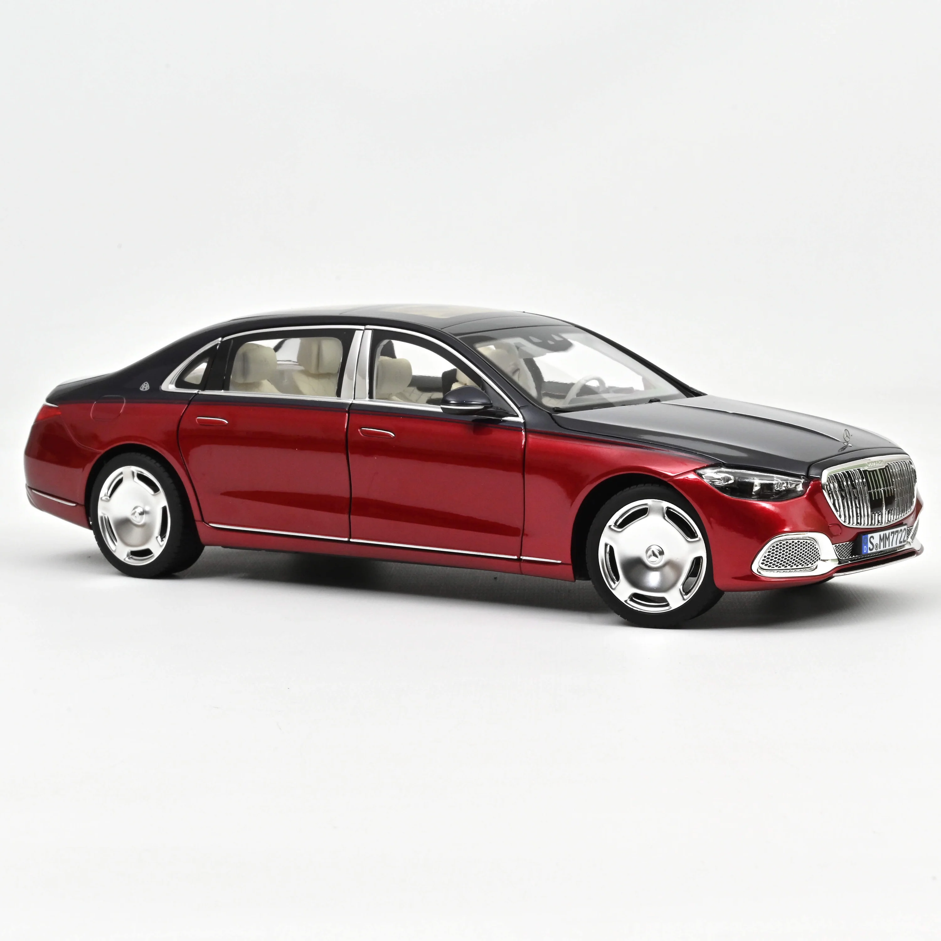 Mercedes Maybach S 680 4MATIC 2021 Nautikblau/Patagonienrot 1:18 Norev