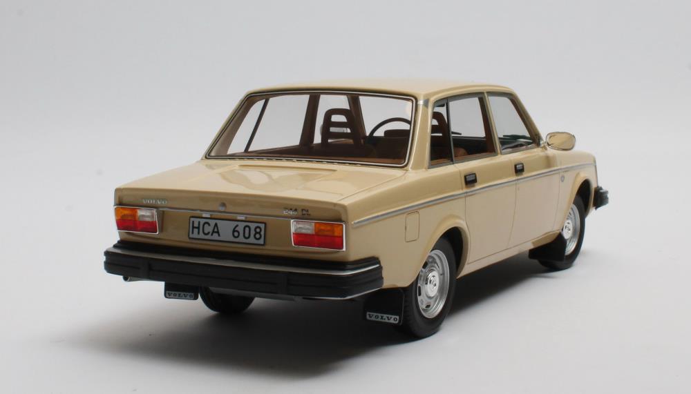 Volvo 244DL creme 1975 1:18 Cult Scale Models