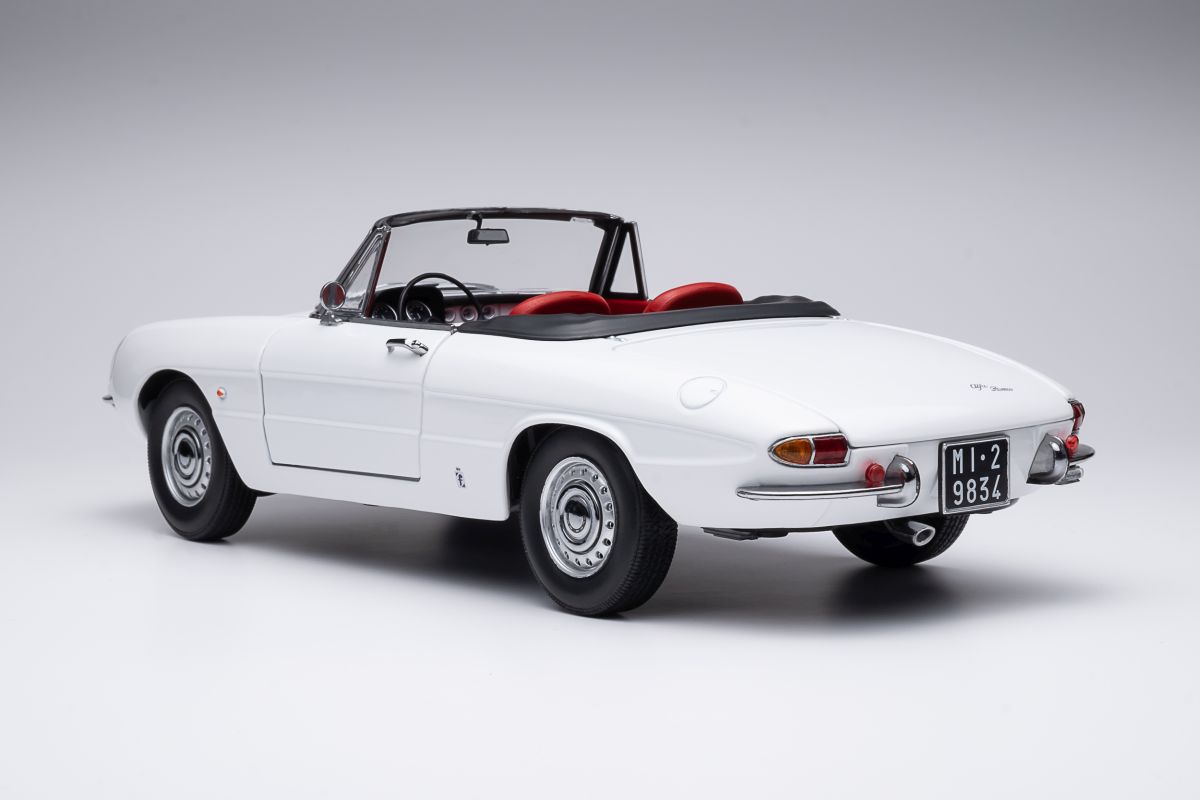 Alfa Romeo 1600 Duetto Spider 1966 Bianco Farina 1:18 Touring Modelcars Alfa Romeo 1600 Duetto Spider 1966 Bianco Farina 1:18 Touring Modelcars
