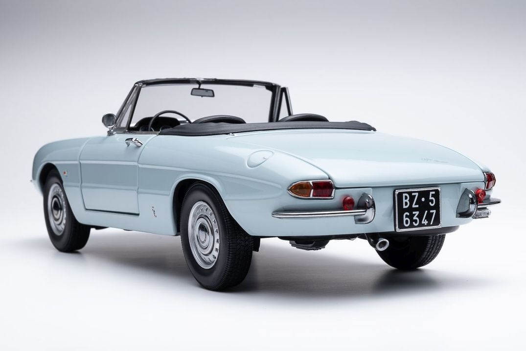 Alfa Romeo 1600 Duetto Spider 1966 blu celeste AR513 1:18 Touring Modelcars